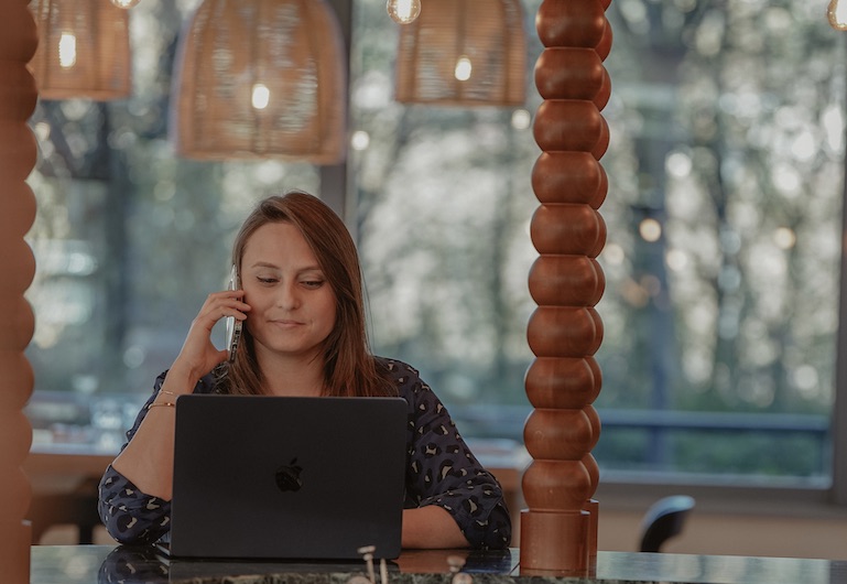 travailler-dans-un-cafe-lyon-consulting-seo